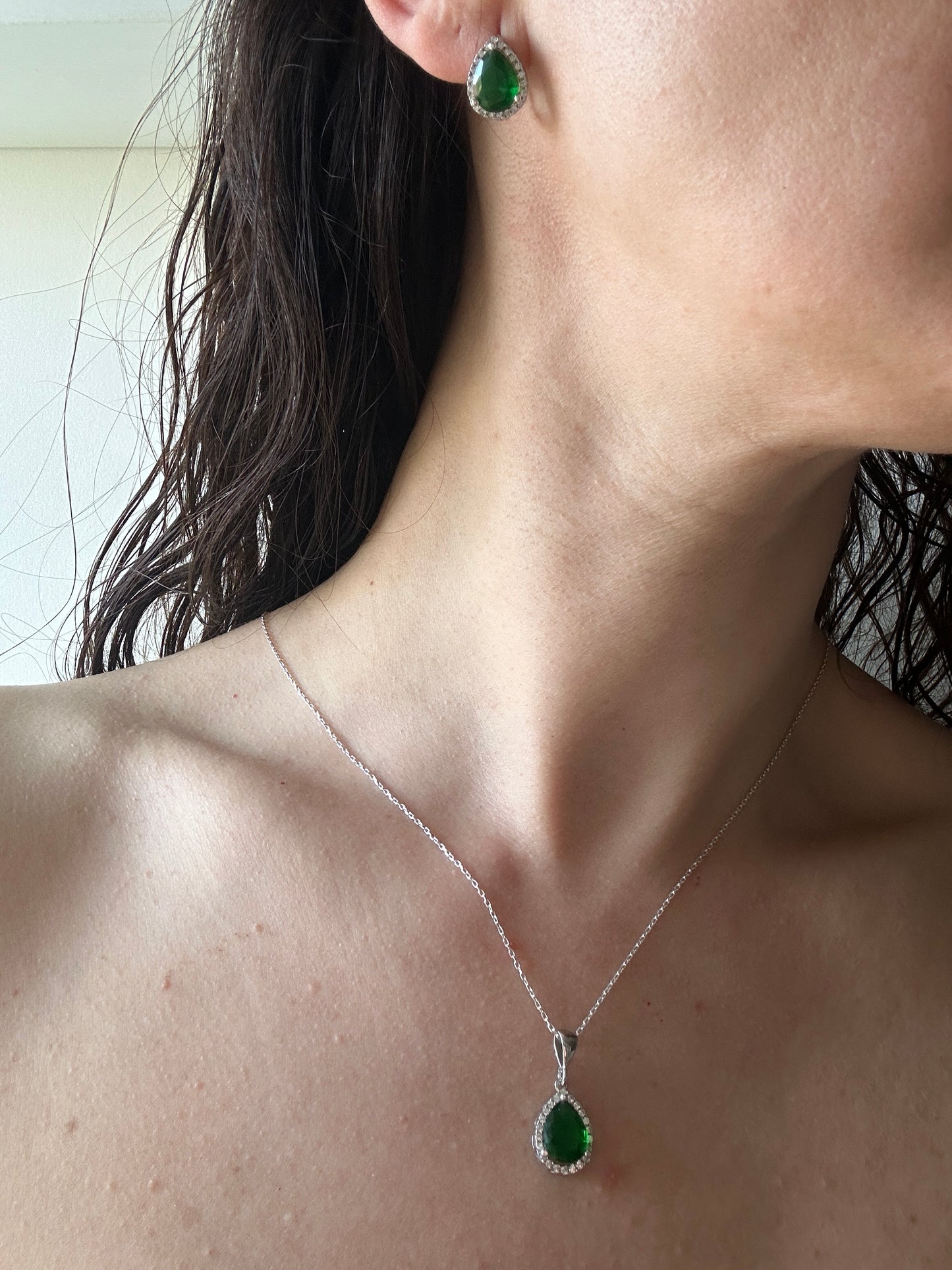 Gloria Emerald Teardrop Dainty Necklace Set