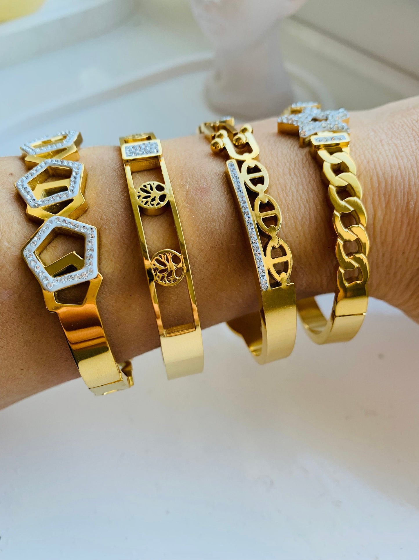 Aeliana Gold Bangle
