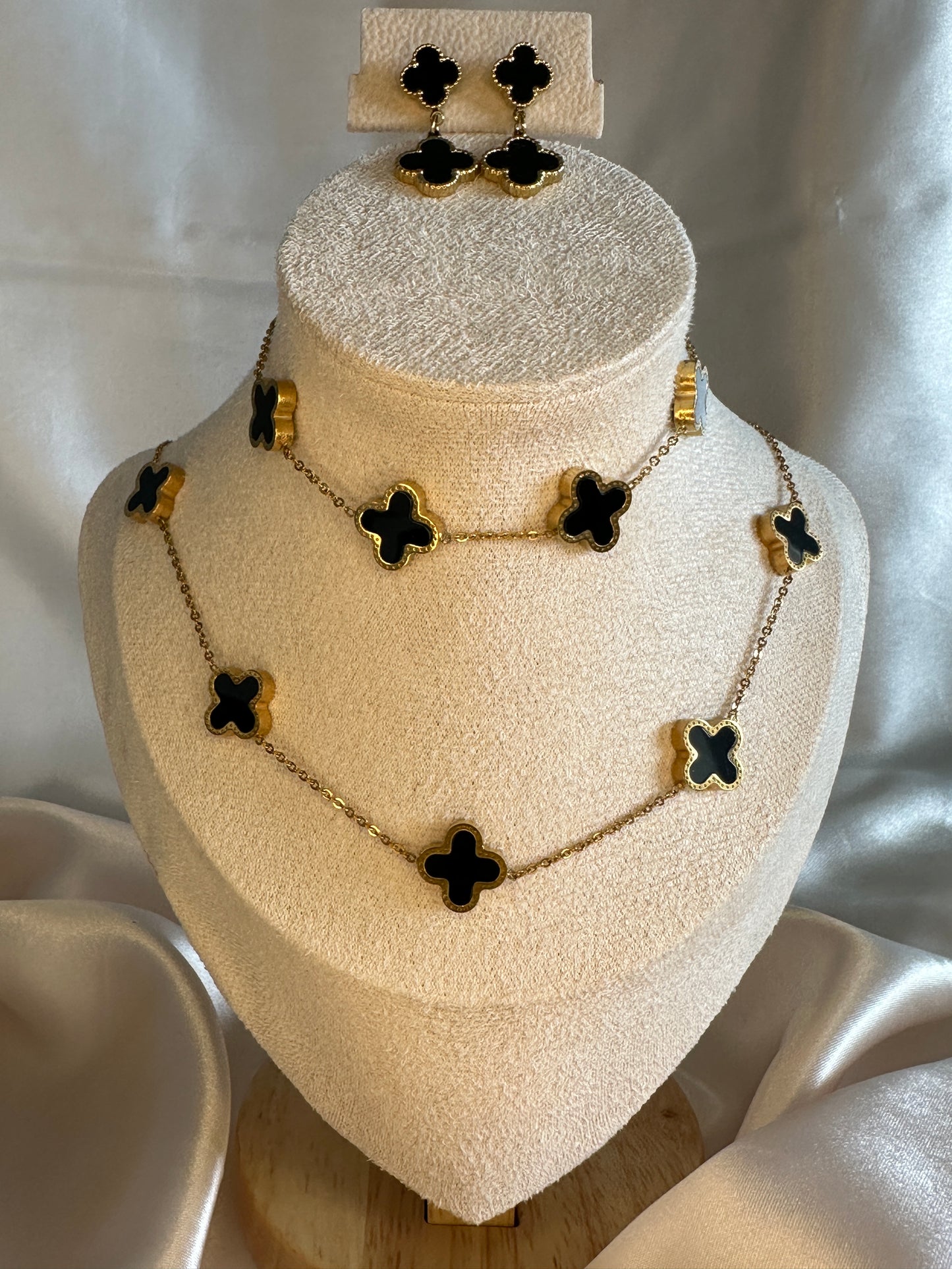 Fiona Four Leaf Clover Necklace Set Black