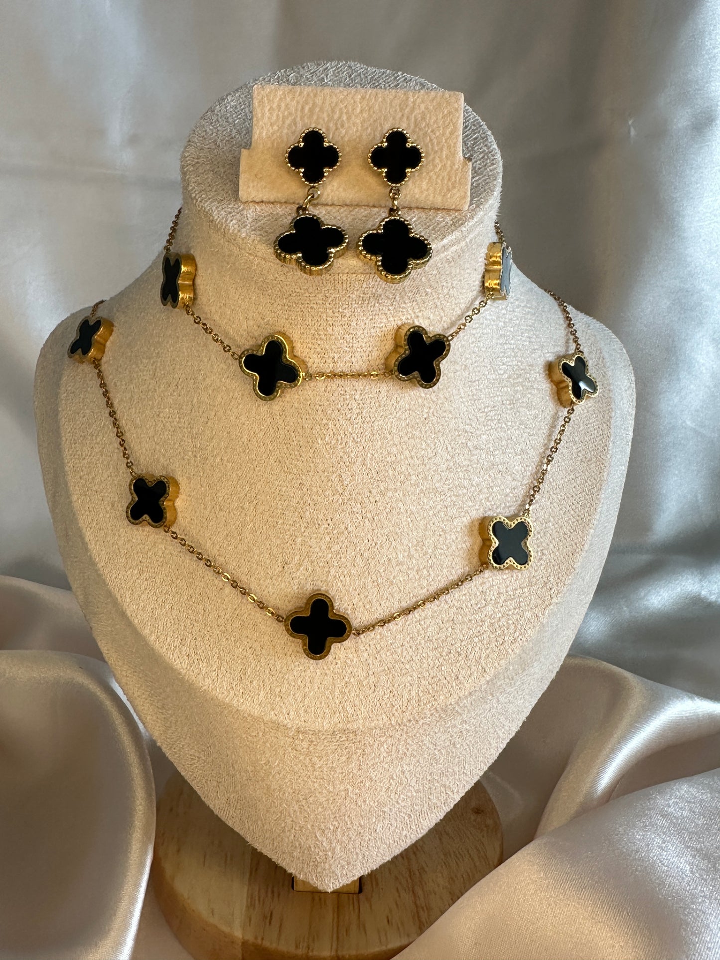 Fiona Four Leaf Clover Necklace Set Black