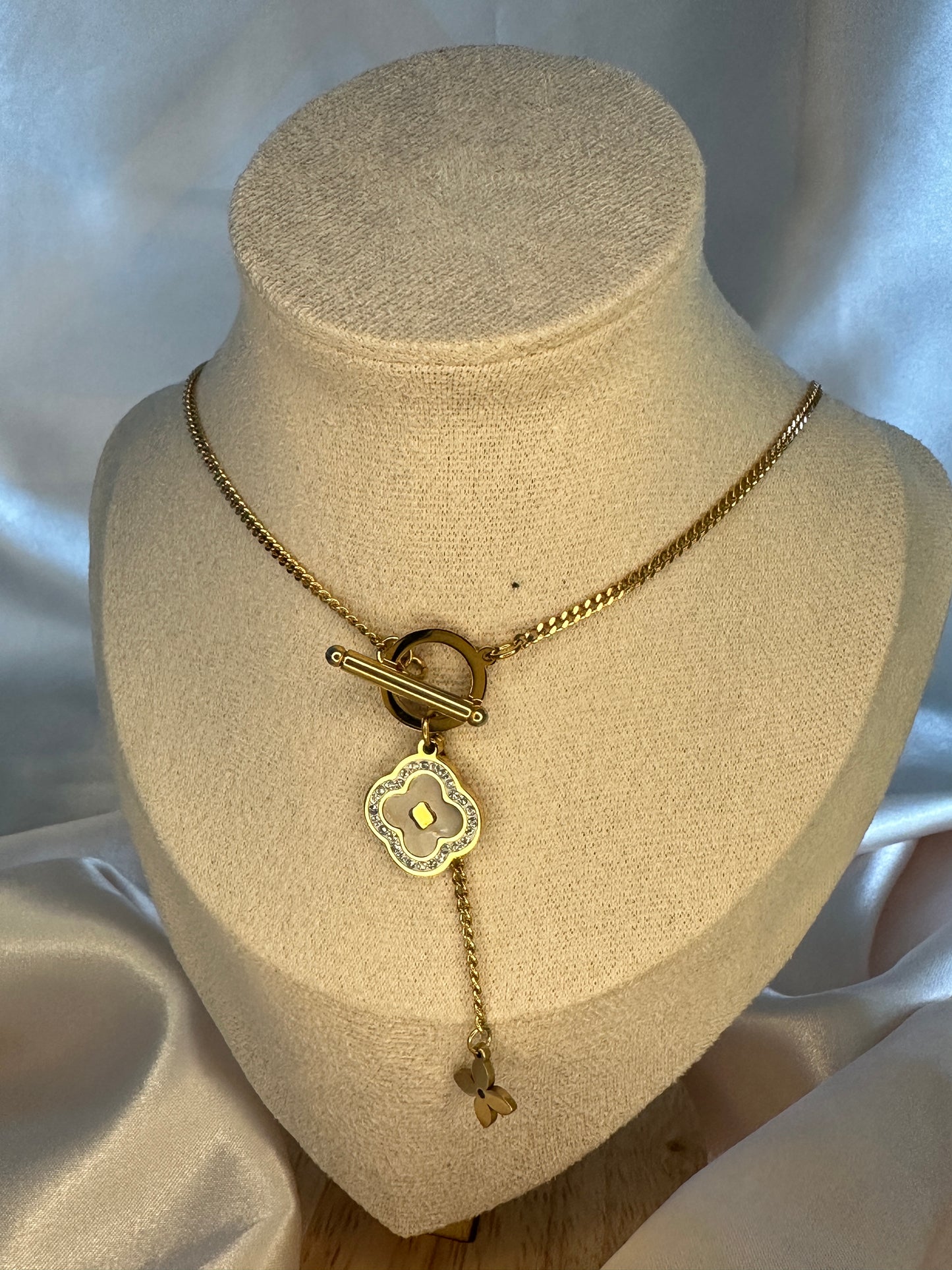 Cyra Four Leaf Clover Necklace Pearl