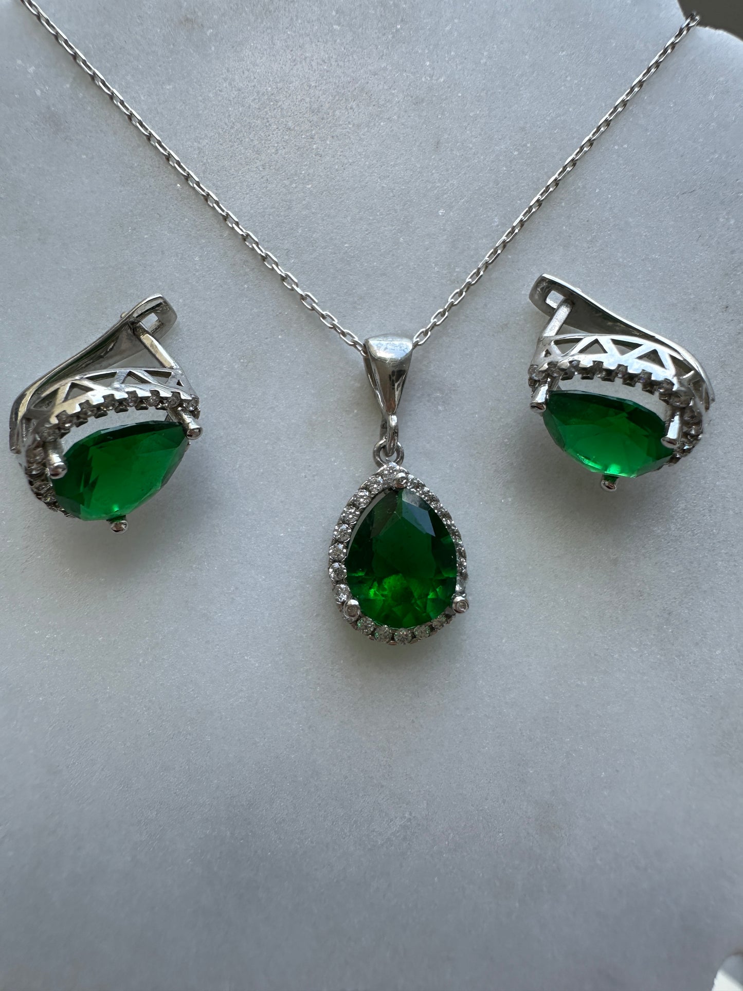 Gloria Emerald Teardrop Dainty Necklace Set