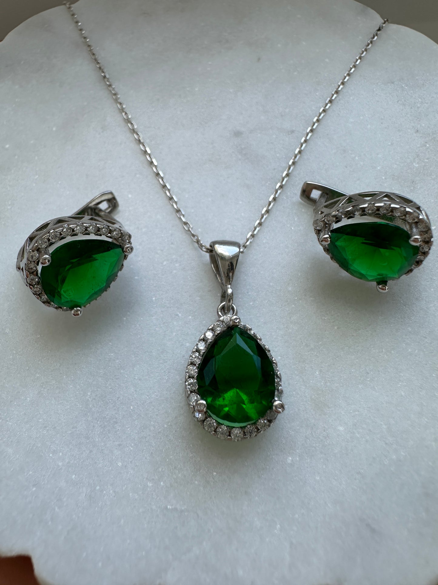 Gloria Emerald Teardrop Dainty Necklace Set