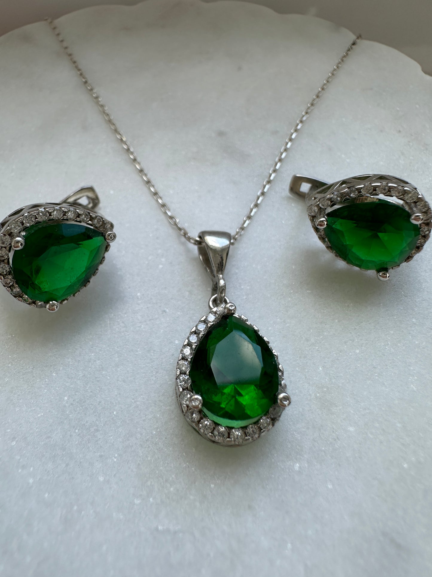 Gloria Emerald Teardrop Dainty Necklace Set