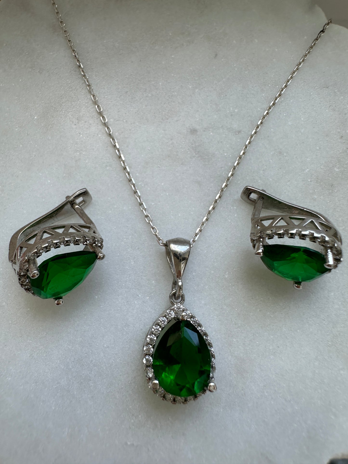 Gloria Emerald Teardrop Dainty Necklace Set