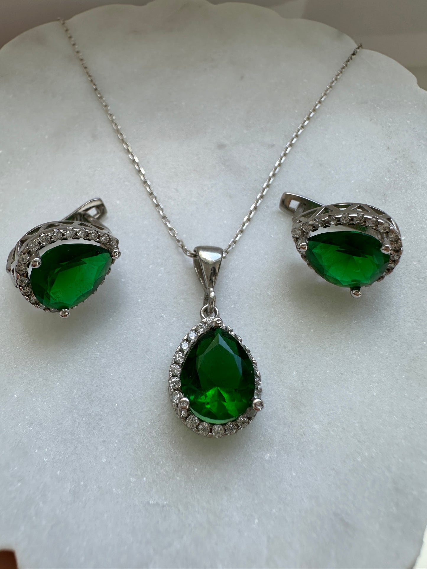 Gloria Emerald Teardrop Dainty Necklace Set