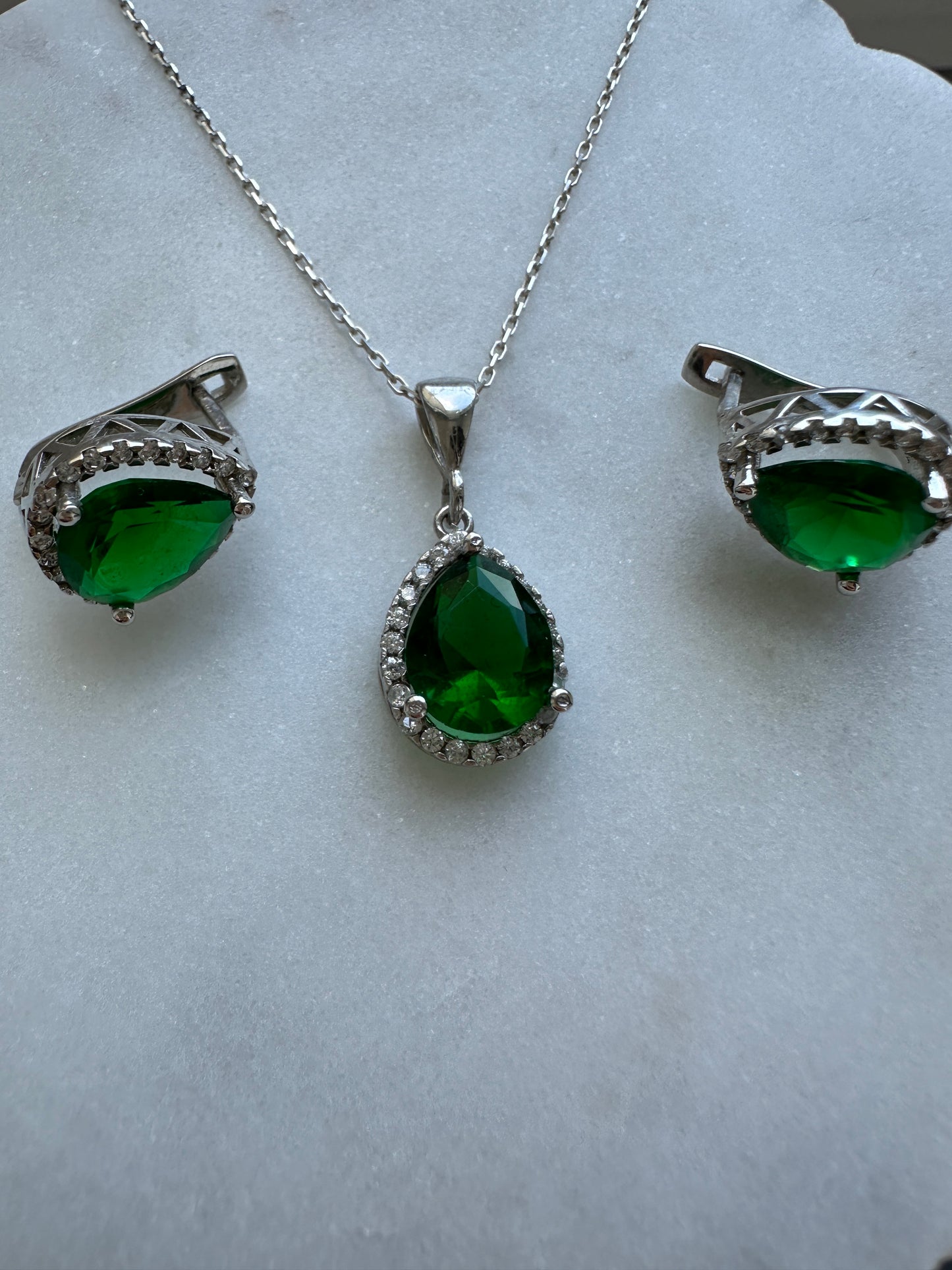 Gloria Emerald Teardrop Dainty Necklace Set