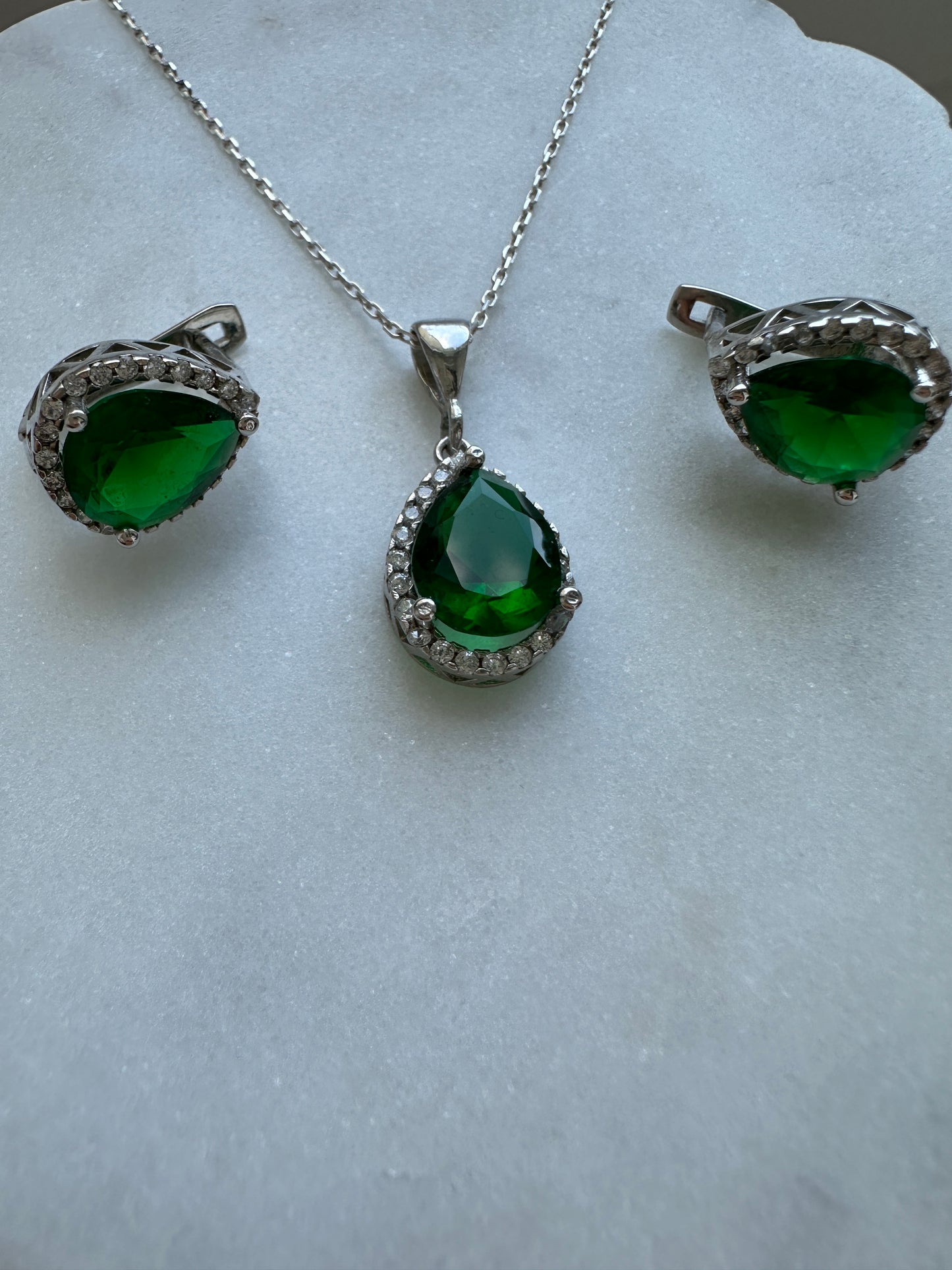 Gloria Emerald Teardrop Dainty Necklace Set