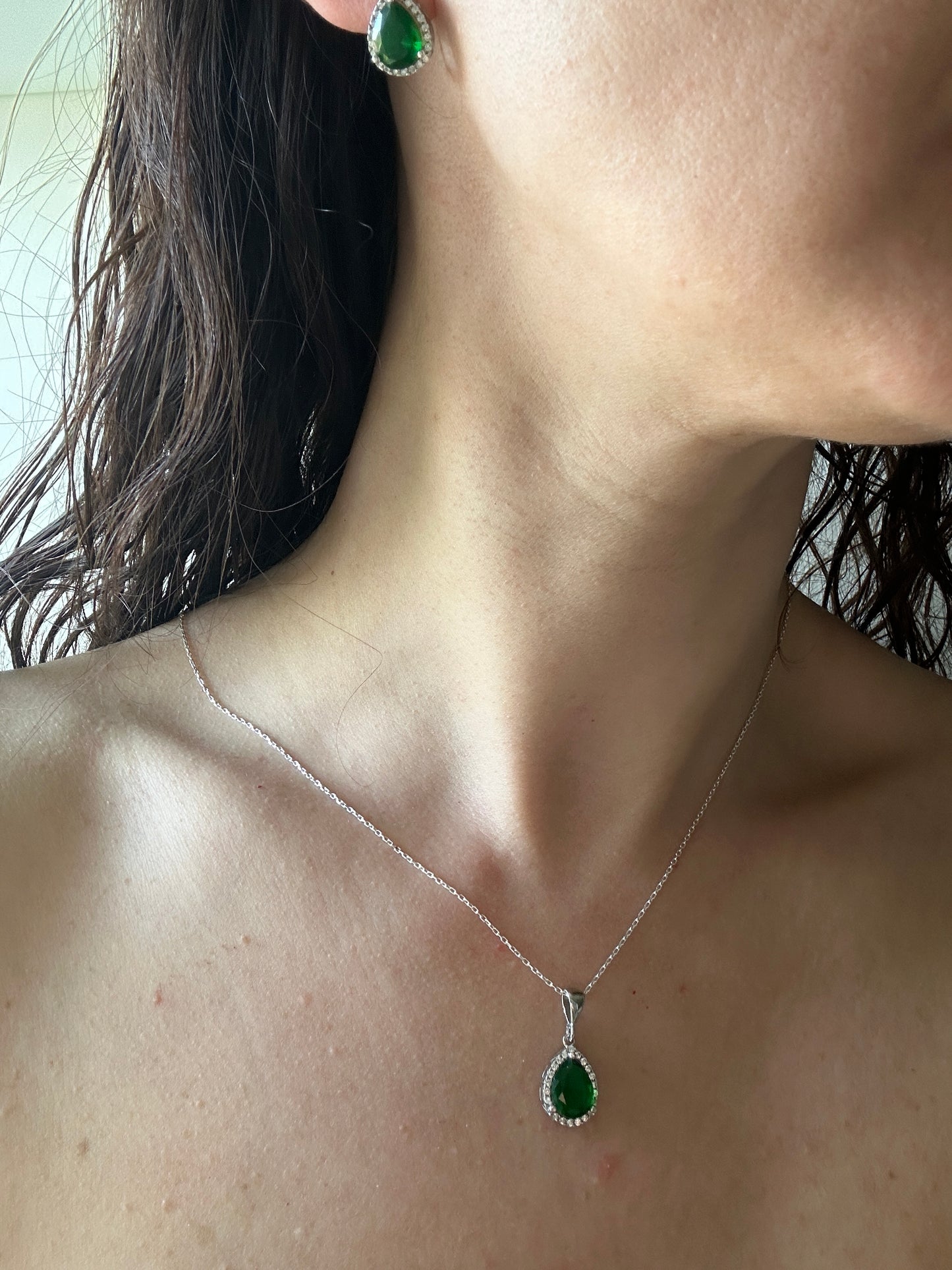 Gloria Emerald Teardrop Dainty Necklace Set