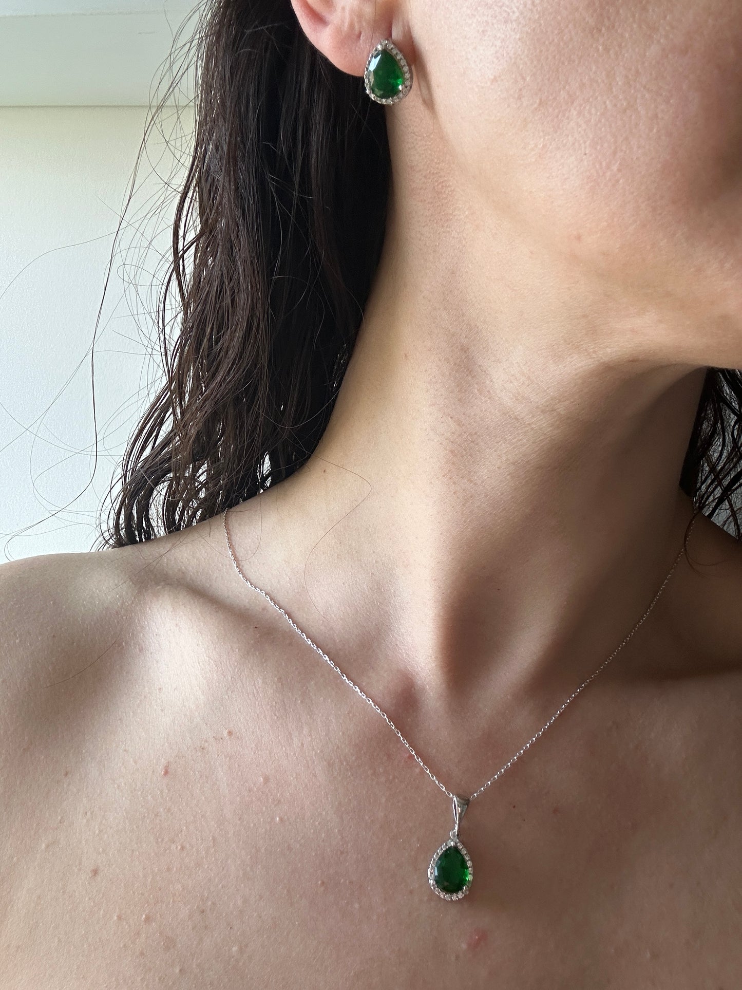 Gloria Emerald Teardrop Dainty Necklace Set