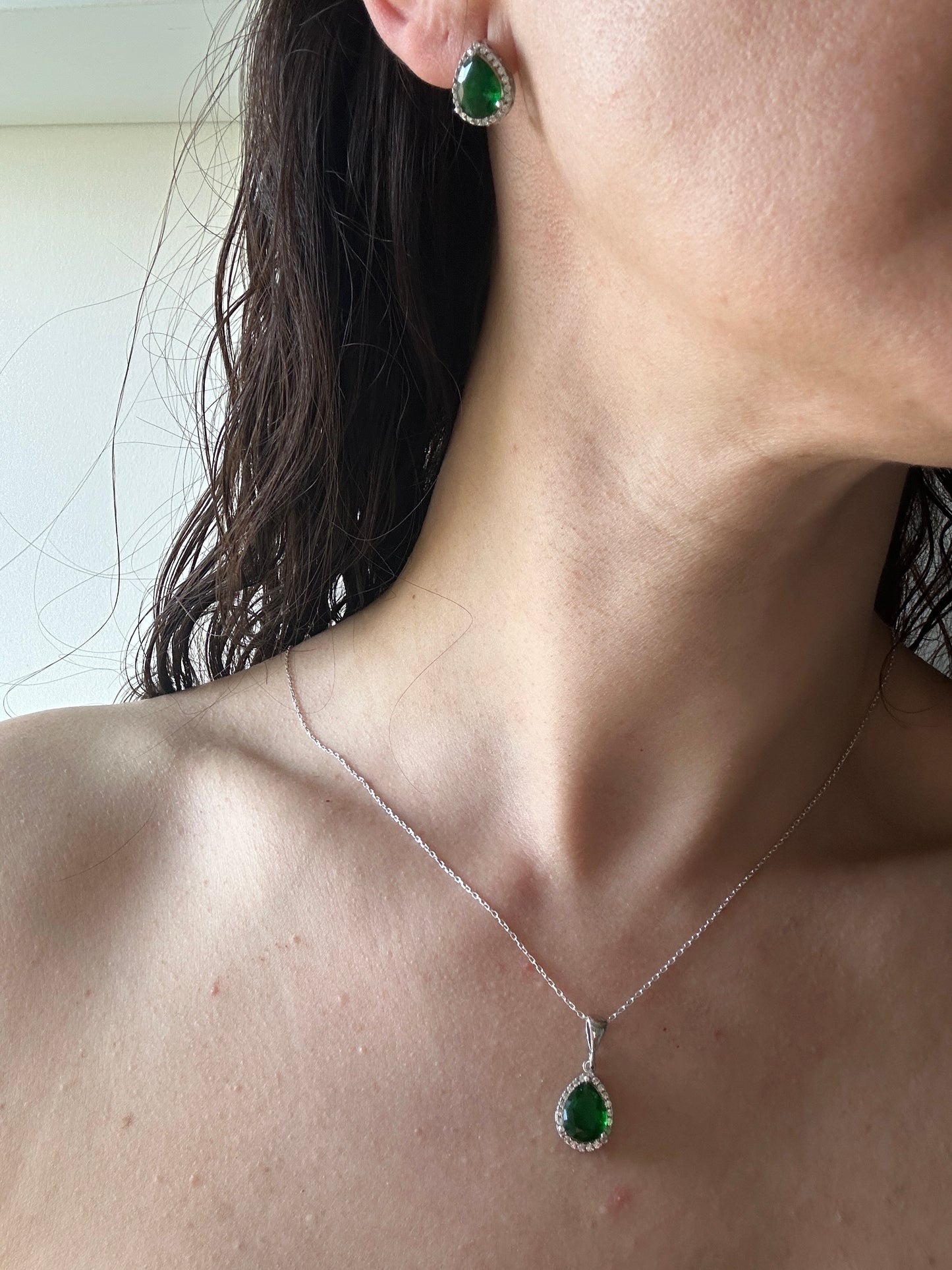 Gloria Emerald Teardrop Dainty Necklace Set