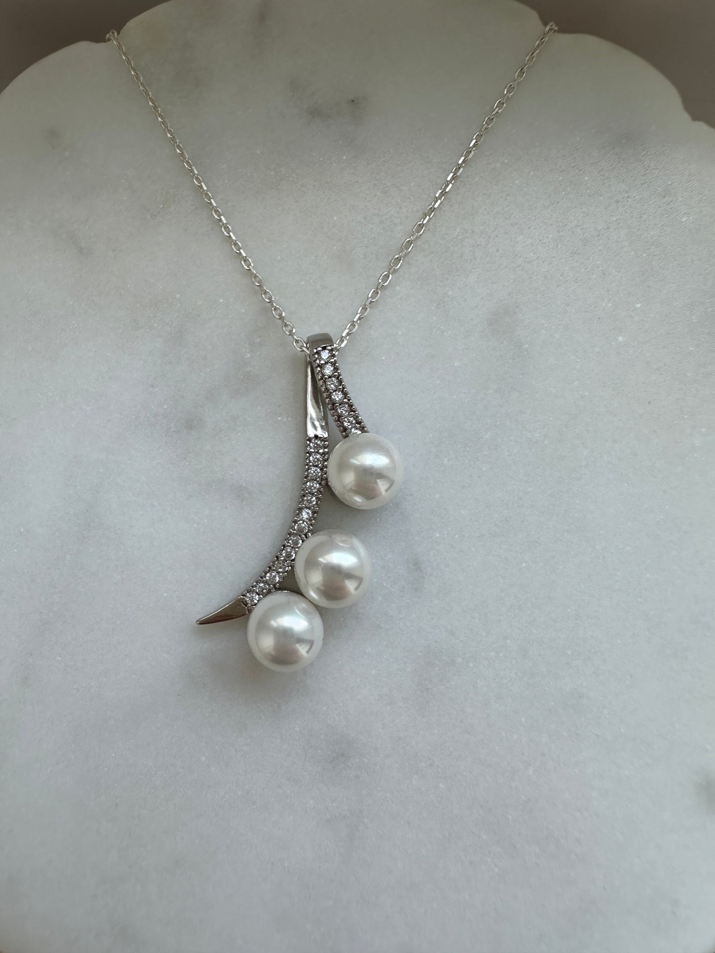 Elegant Design 3 Pieces Pearl Necklace