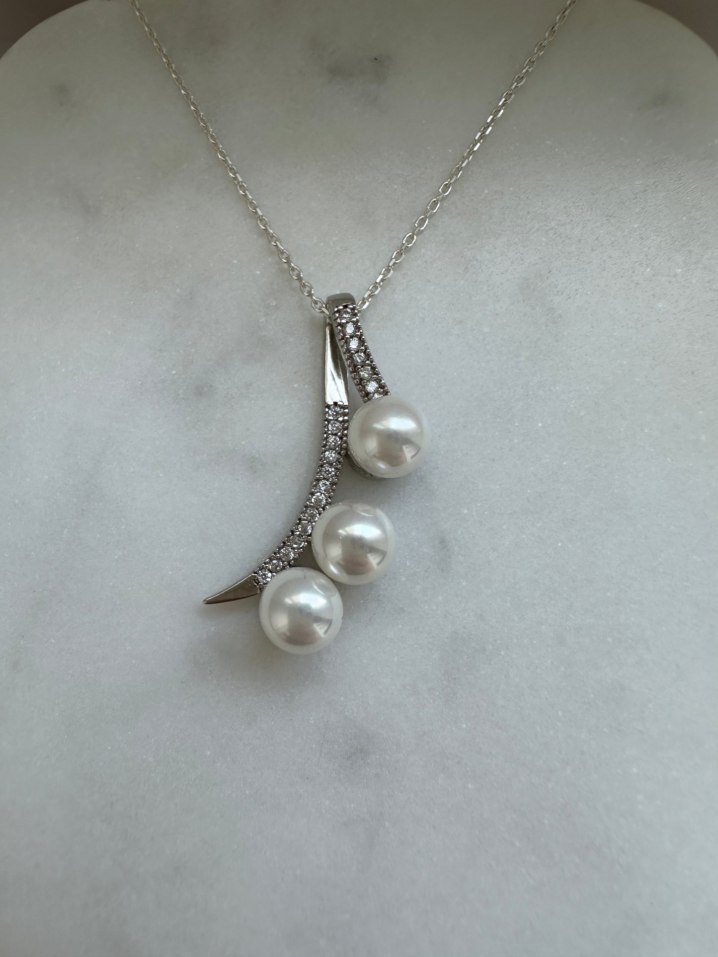 Elegant Design 3 Pieces Pearl Necklace