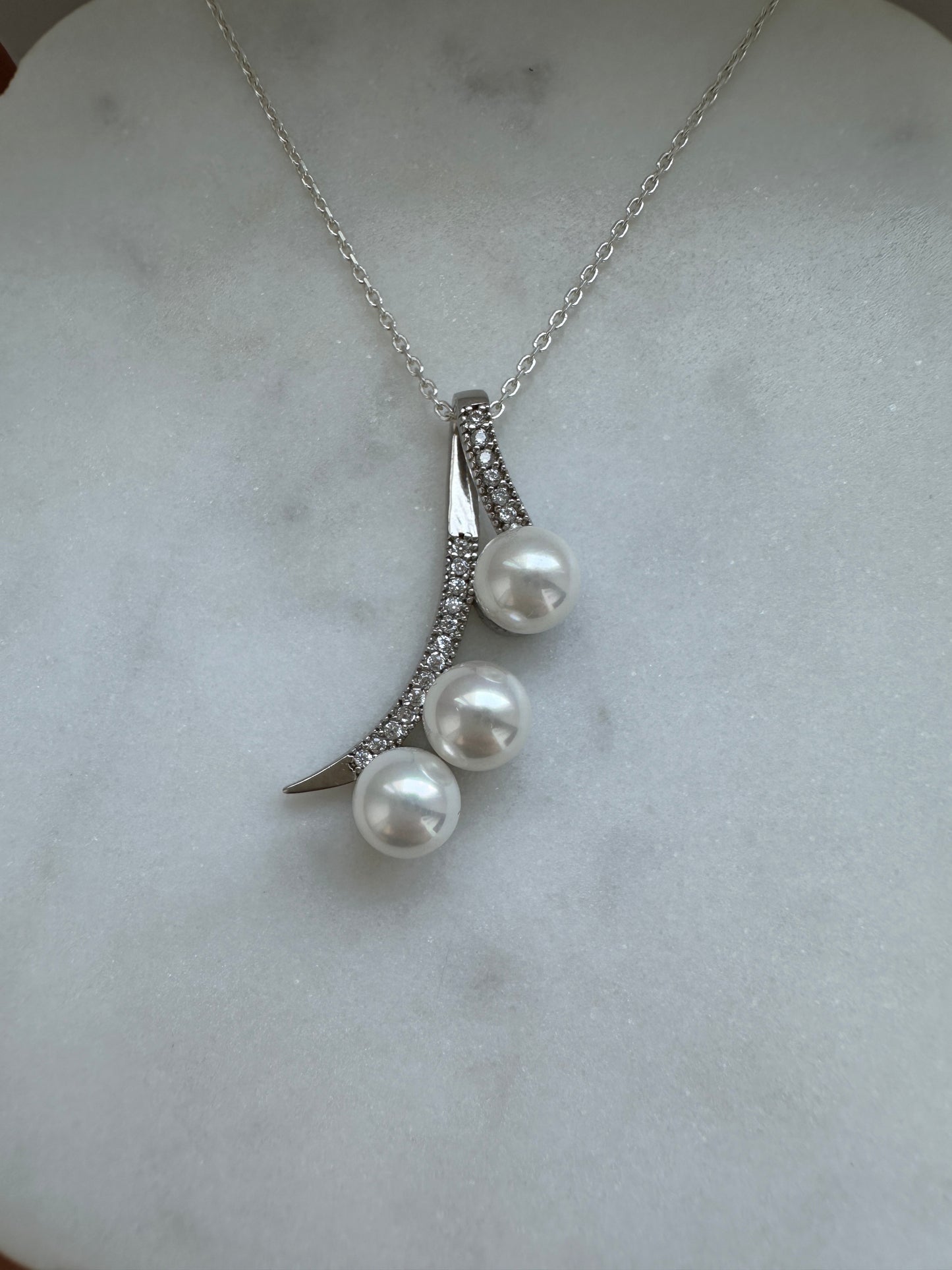 Elegant Design 3 Pieces Pearl Necklace