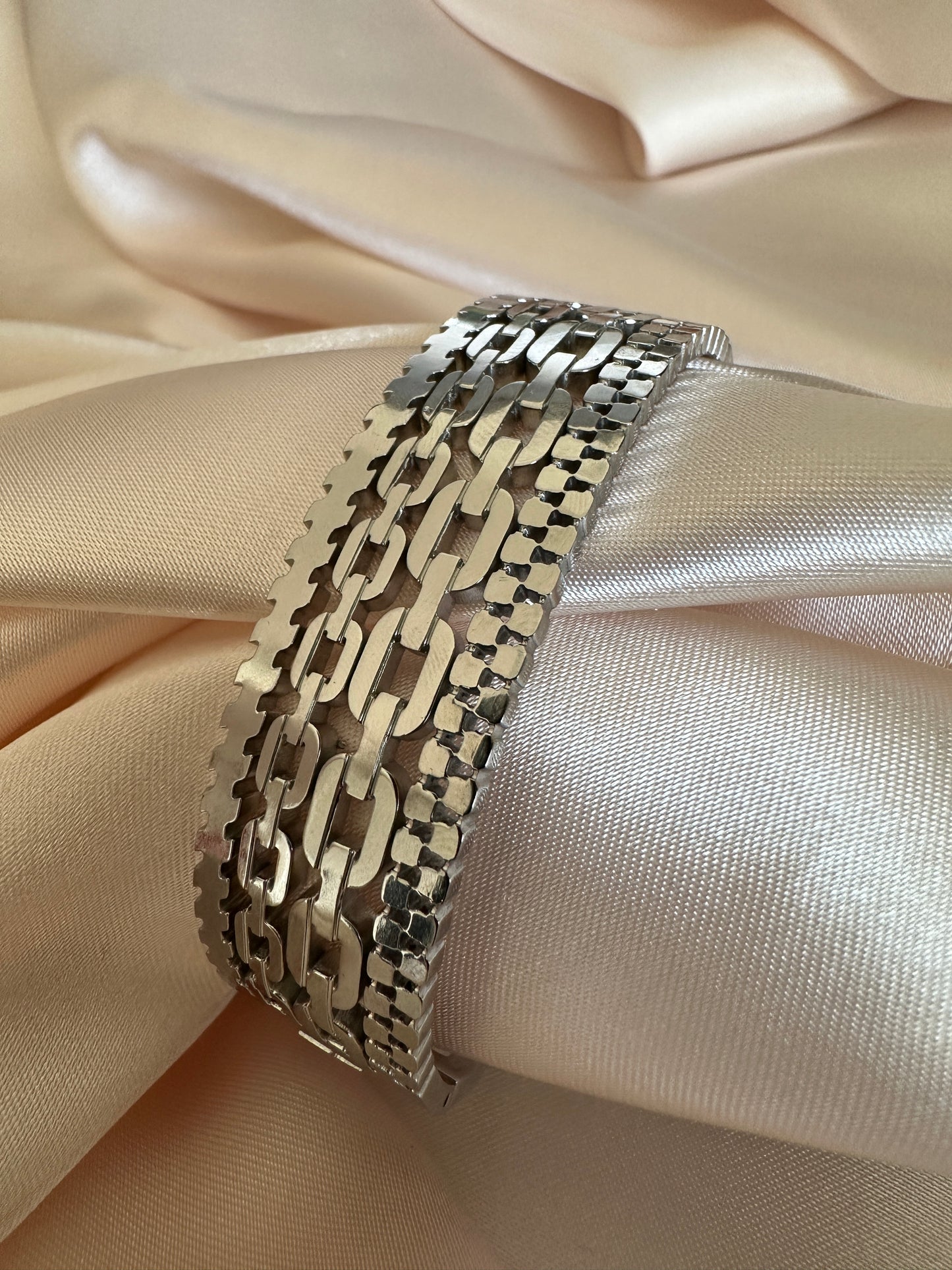 Amoret Stainless Steel Silver Bangle