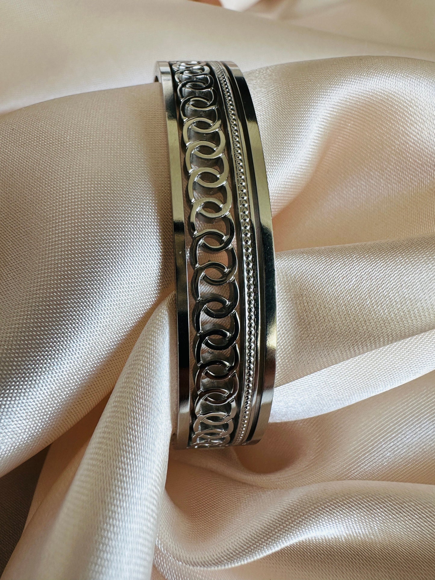 Stainless Steel Silver Bangle: Tarnishproof Chain Design