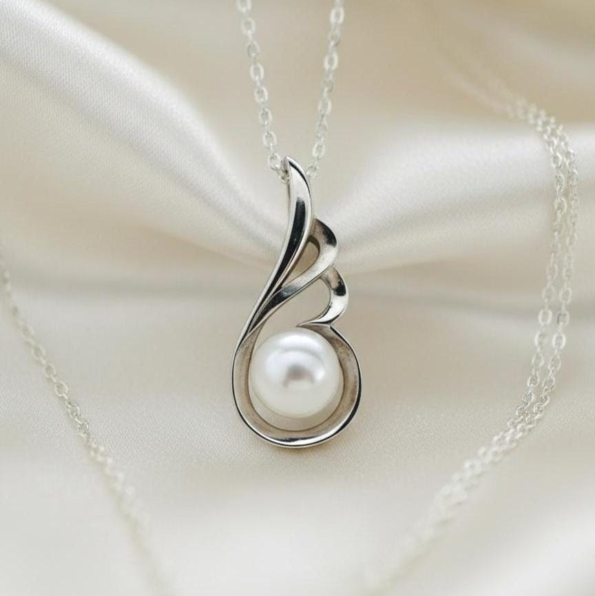 Silver Pearl Necklace featuring Delicate Angel Wings Design