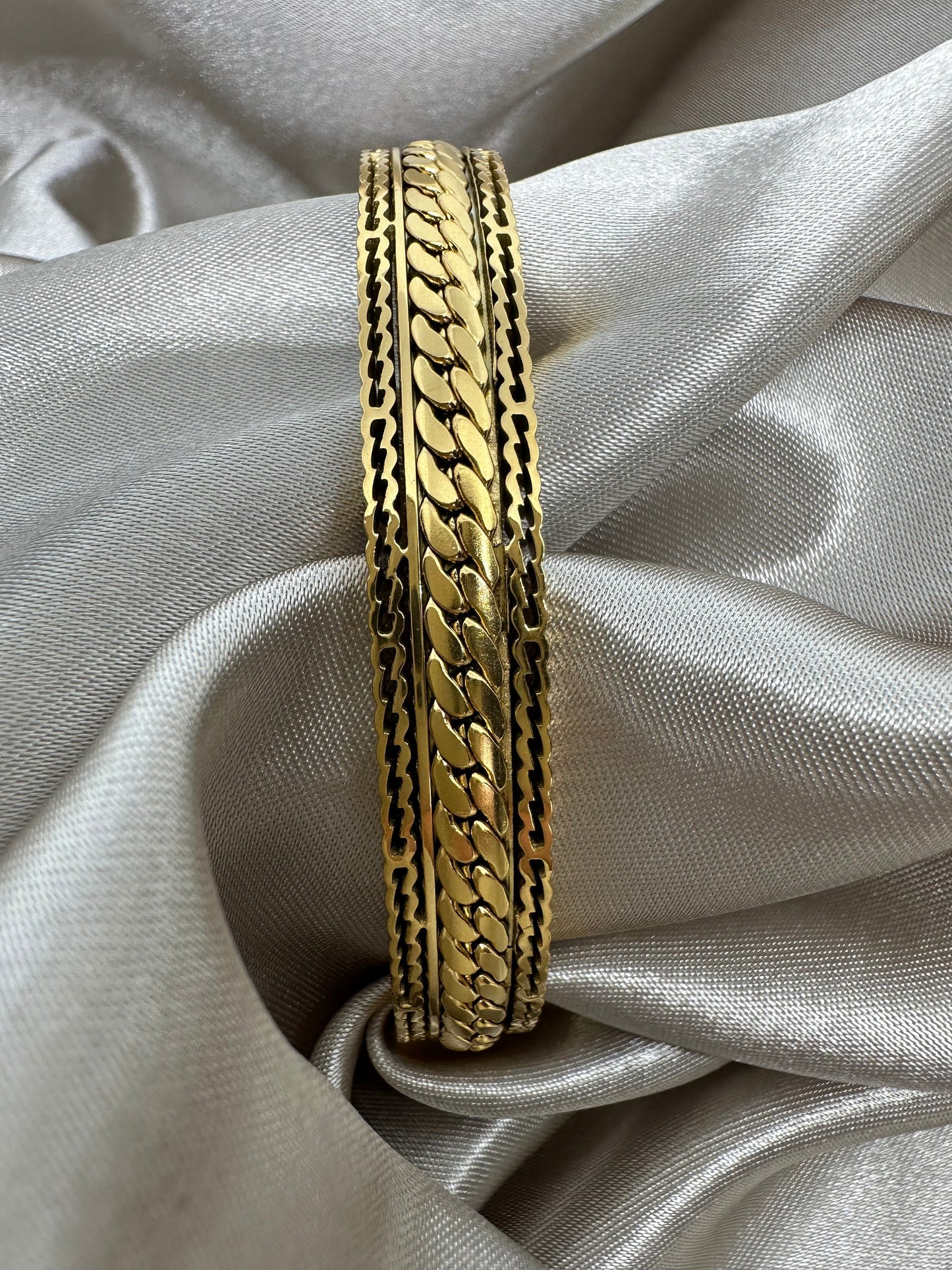 Joan 18K Gold Bangle