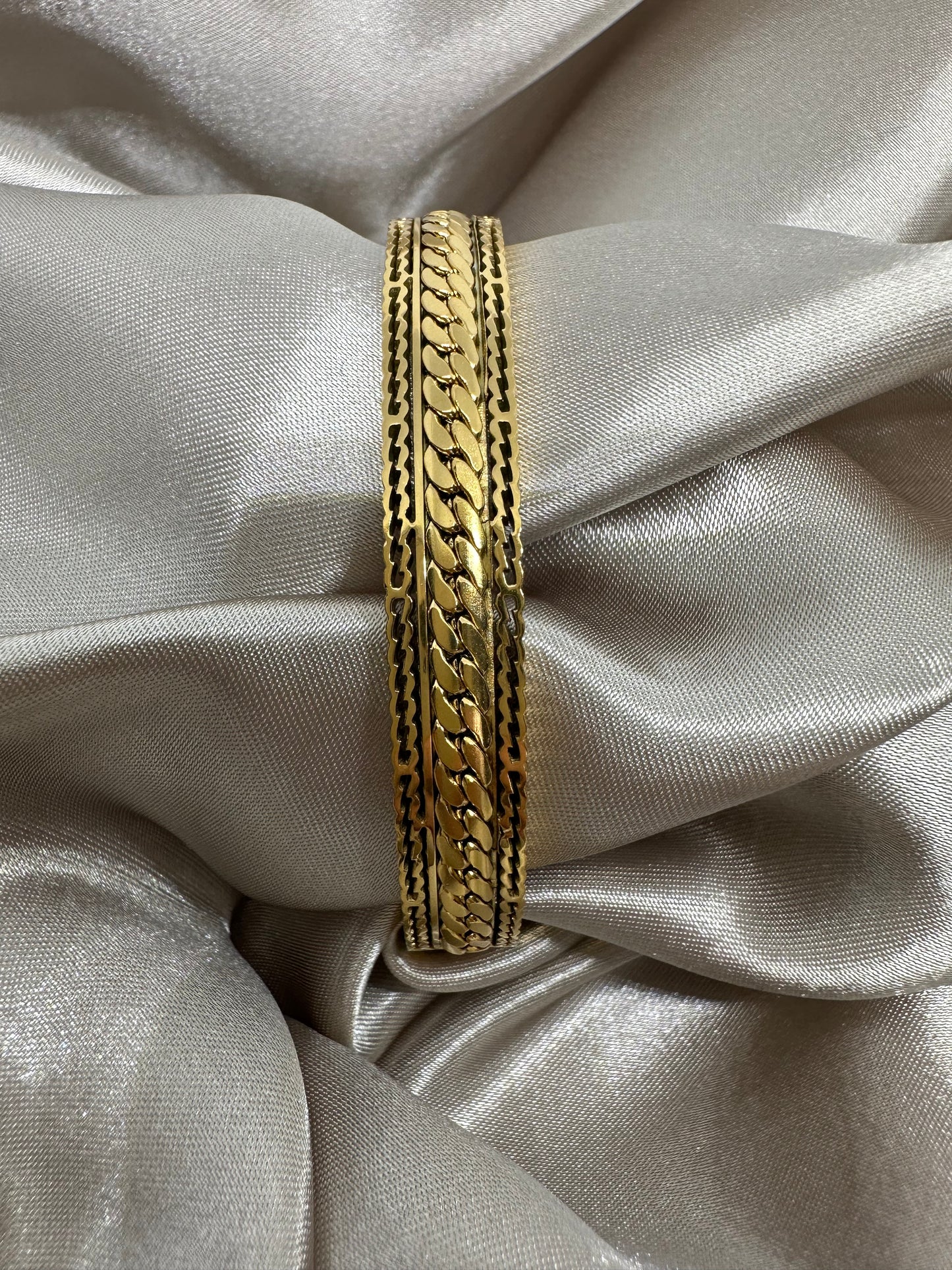 Joan 18K Gold Bangle