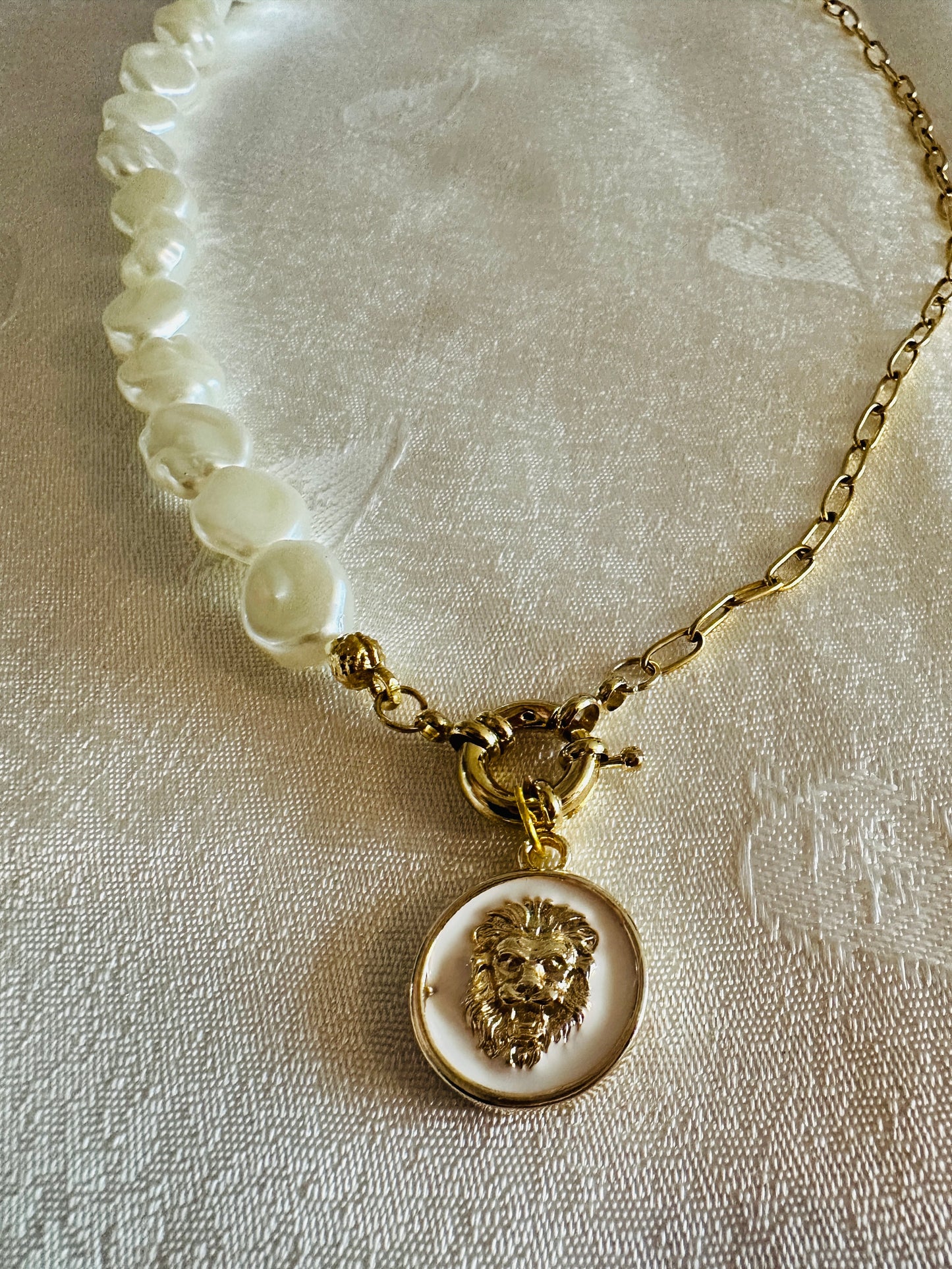 White&Gold Lion Pearl Necklace