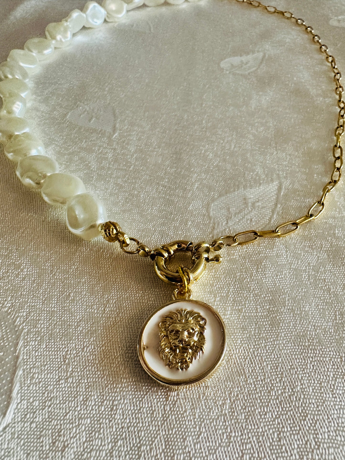 White&Gold Lion Pearl Necklace