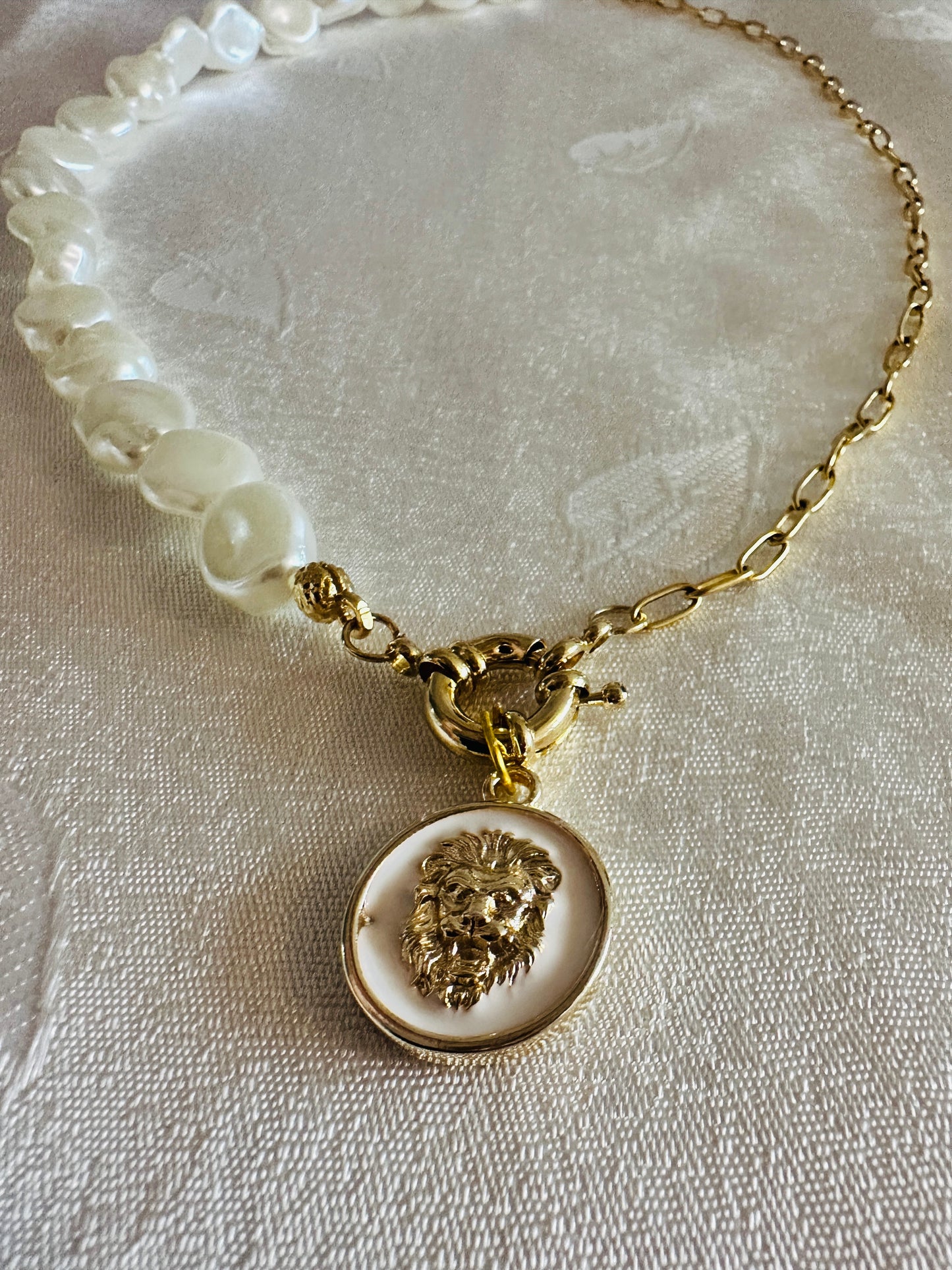 White&Gold Lion Pearl Necklace