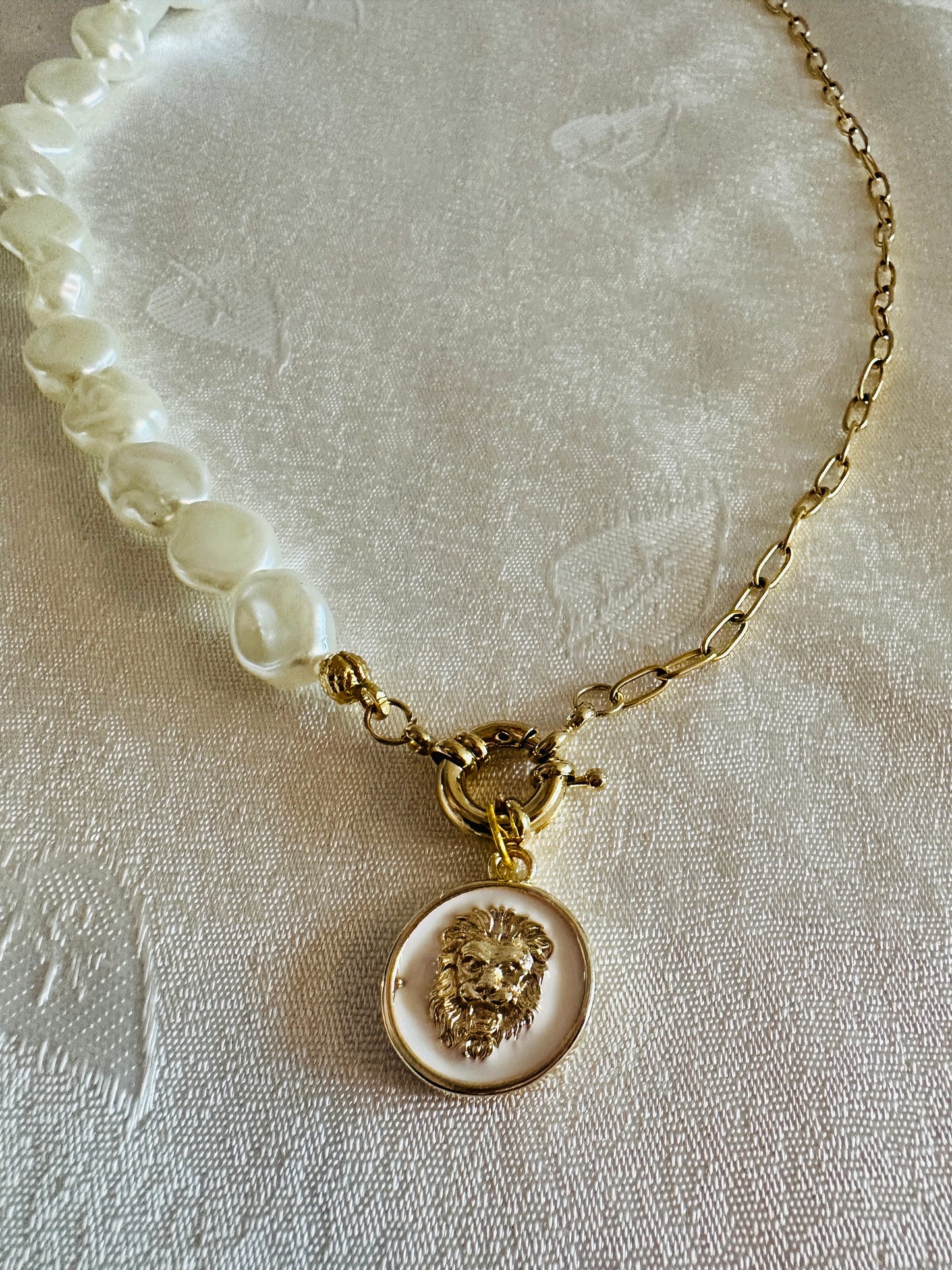 White&Gold Lion Pearl Necklace