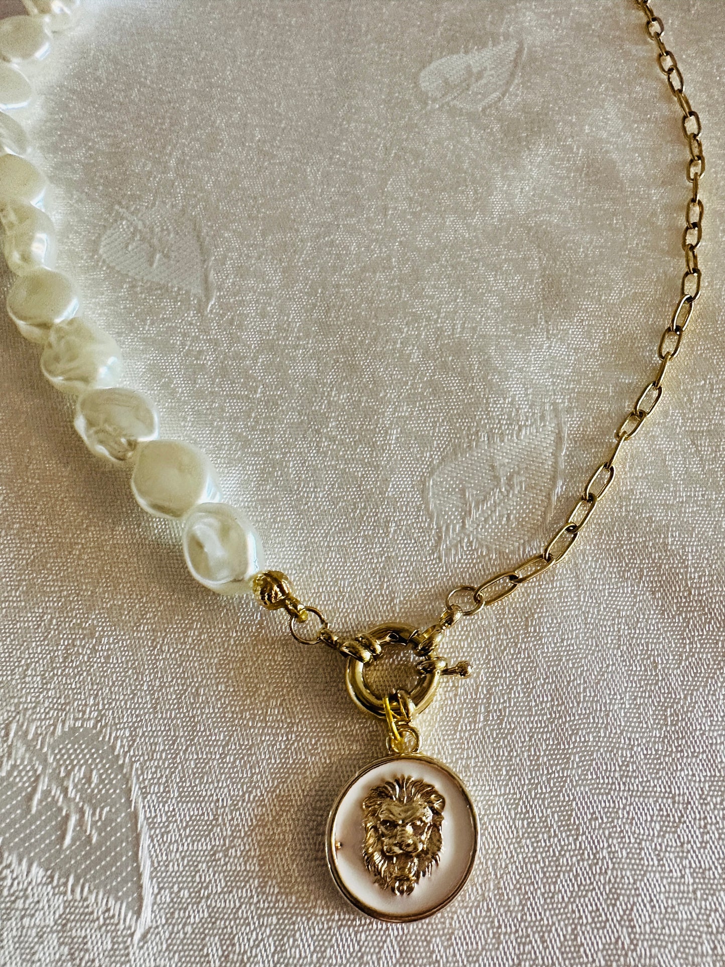 White&Gold Lion Pearl Necklace