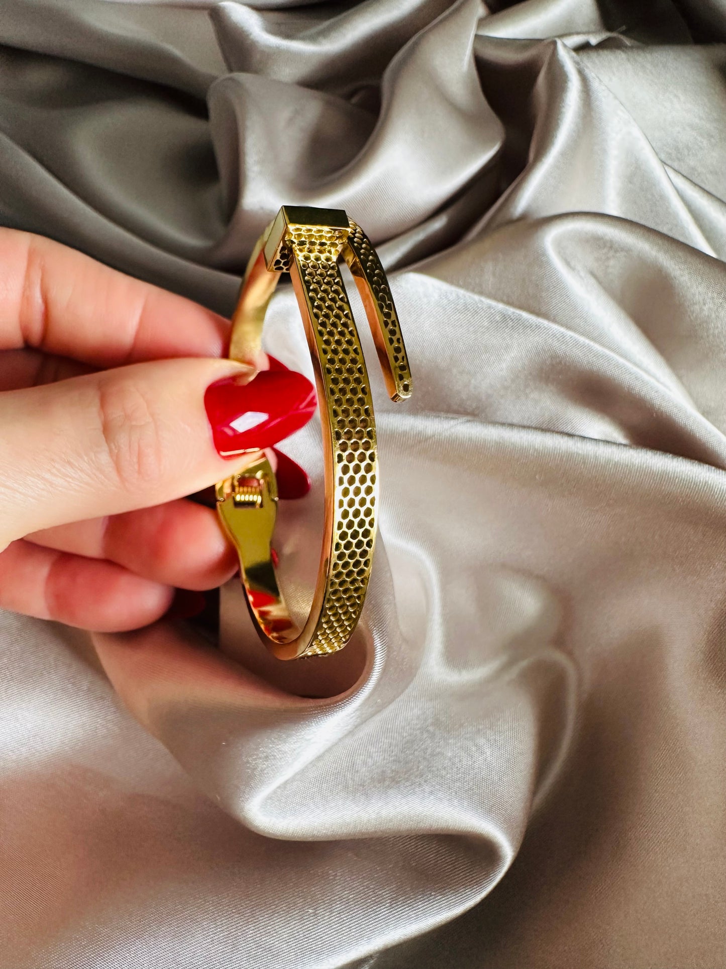 Madeleine 18K Gold Bangle