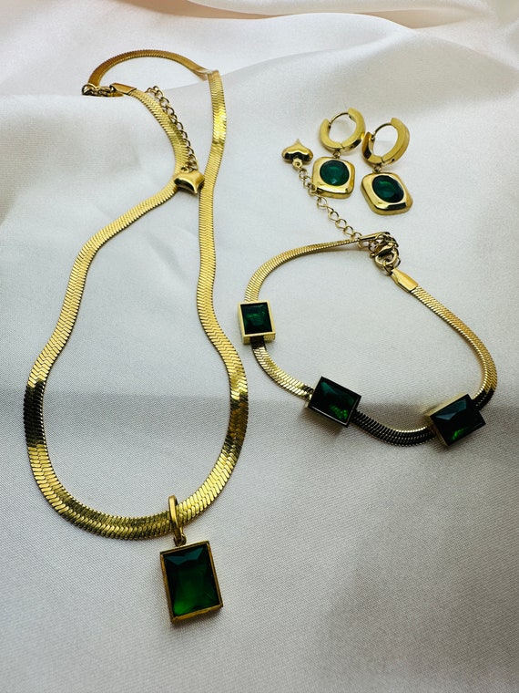 Emerald Necklace Set