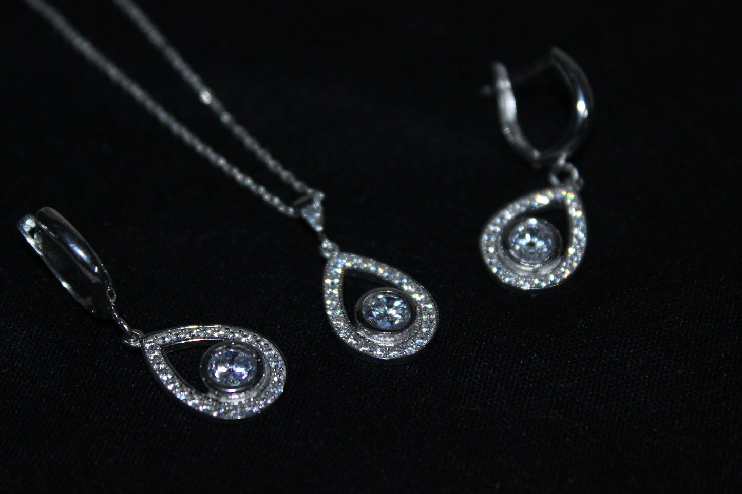 Lona Waterdrop Necklace and Earring Set