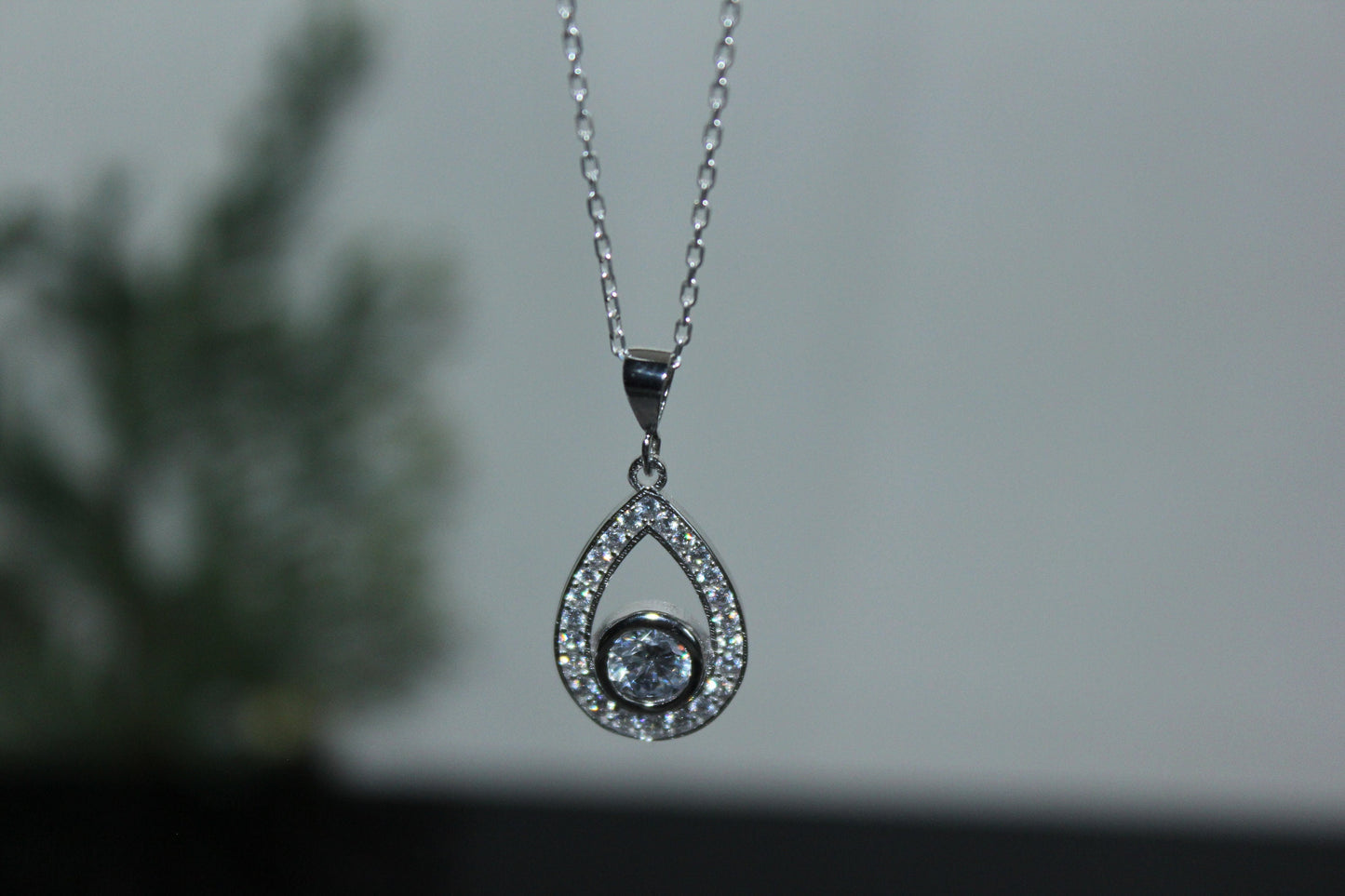 Lona Waterdrop Necklace and Earring Set