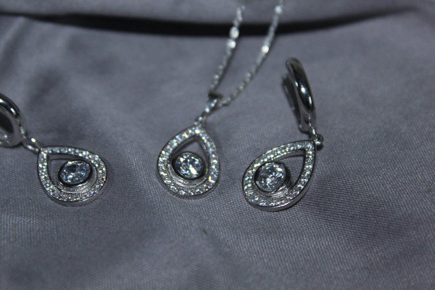 Lona Waterdrop Necklace and Earring Set