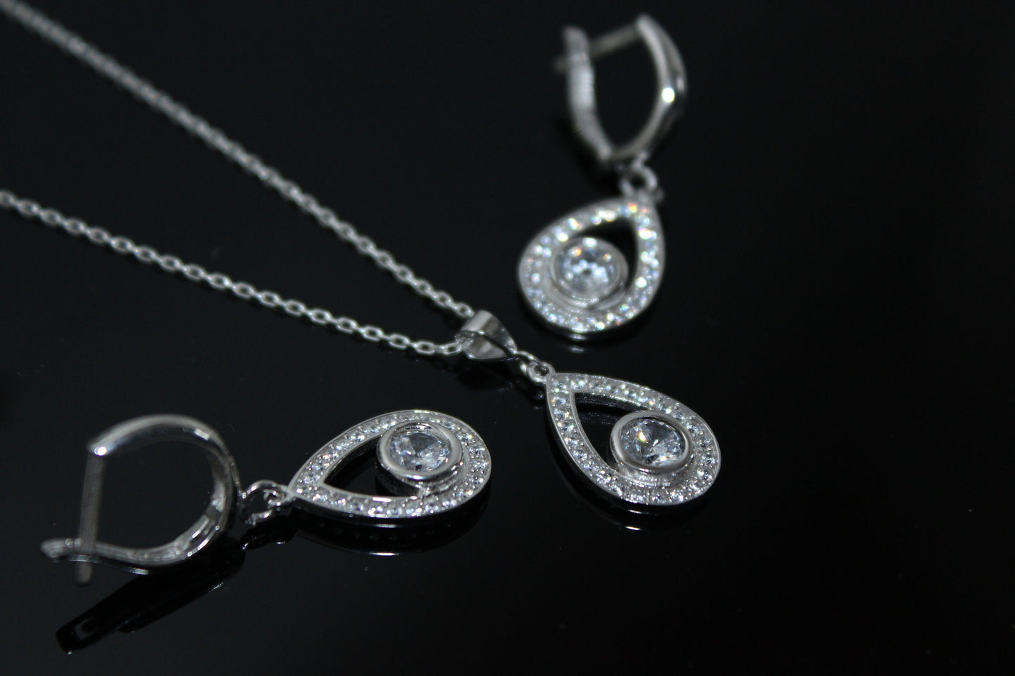 Lona Waterdrop Necklace and Earring Set